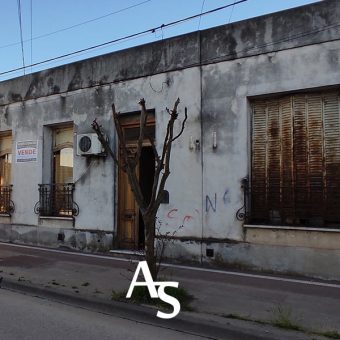 Esquina comercial con casa a refaccionar