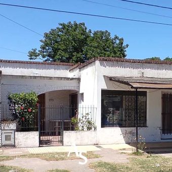 Casa con local comercial