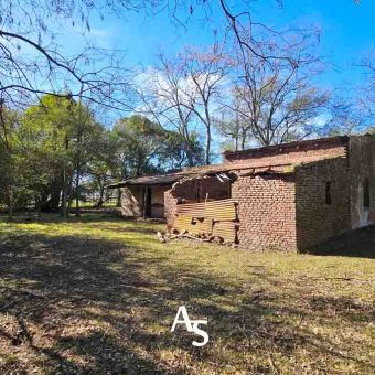 Chacra de 3.2 hectáreas con antigua construcción para reciclar