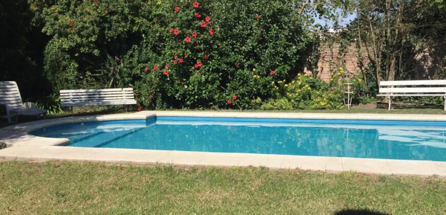 Casa Céntrica Antigua en Navarro