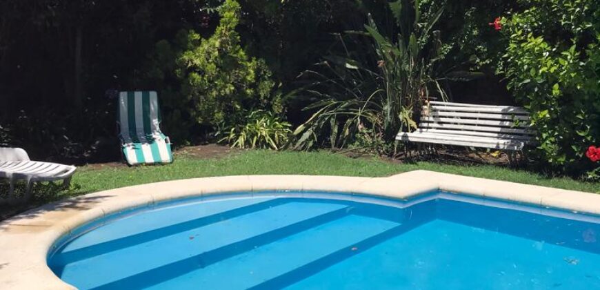 Casa Céntrica Antigua en Navarro