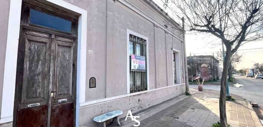 Casa antigua en esquina con local comercial