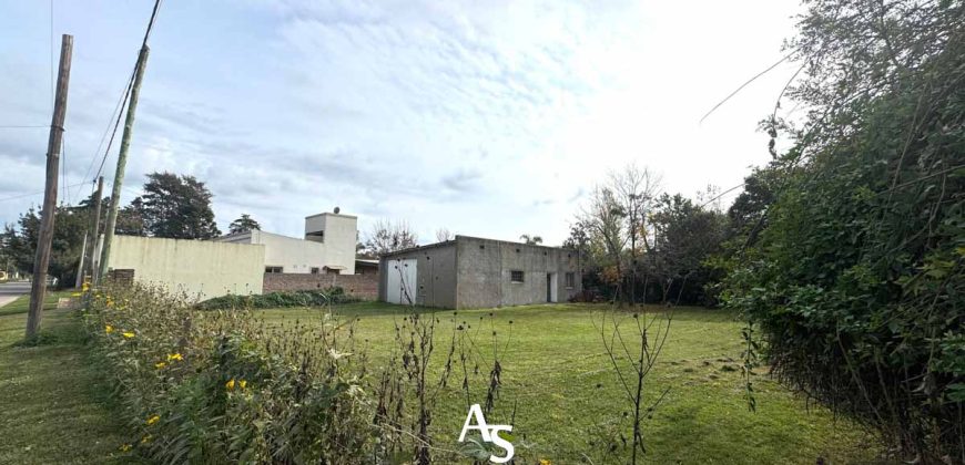 Terreno de 858m2 con galpón