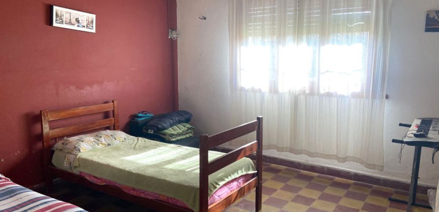 Gran terreno con casa de 135 m2