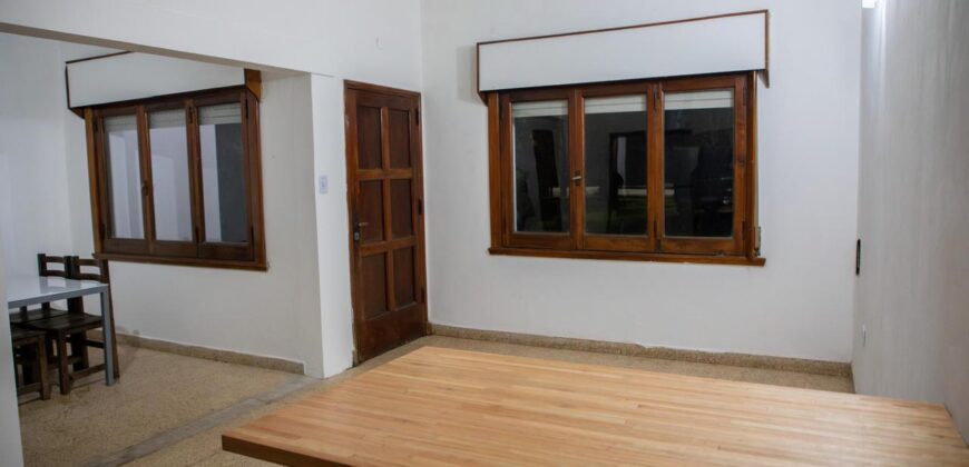 Casa, quincho con pileta y local comercial