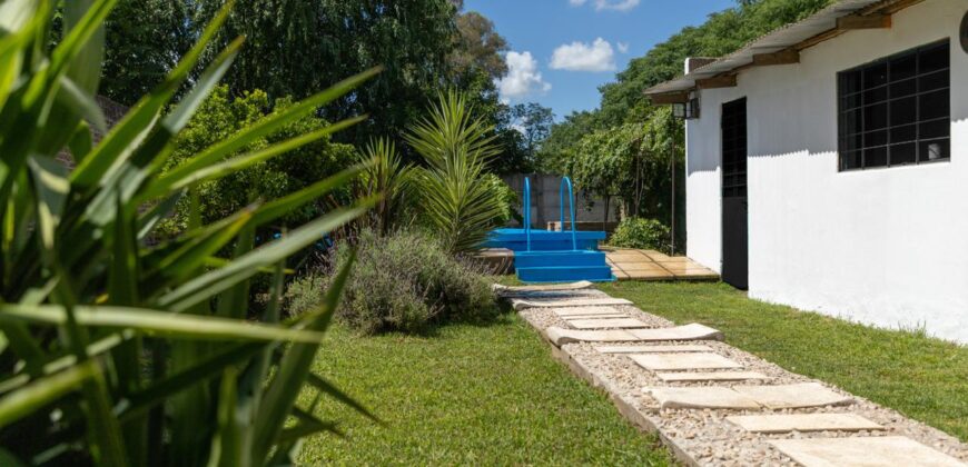Casa, quincho con pileta y local comercial
