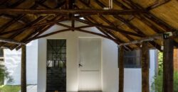 Casa, quincho con pileta y local comercial