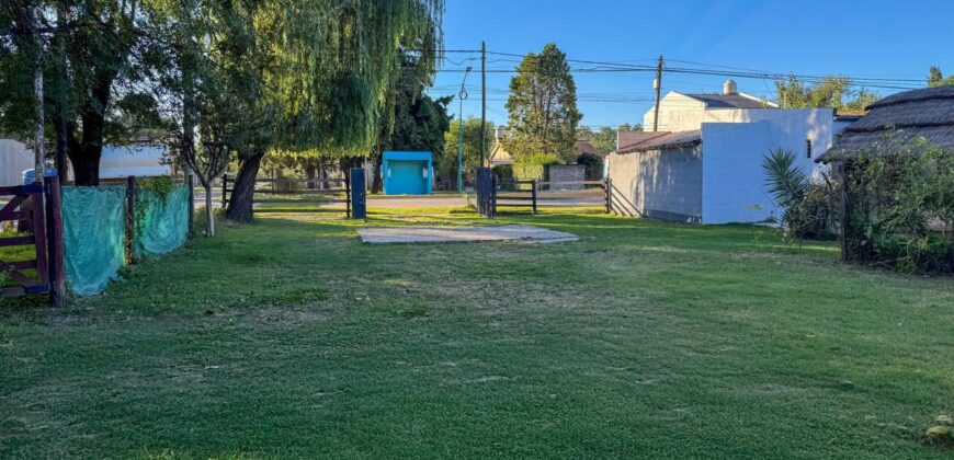 Casa, quincho con pileta y local comercial