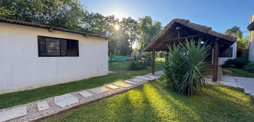 Casa, quincho con pileta y local comercial