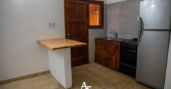 Casa, quincho con pileta y local comercial