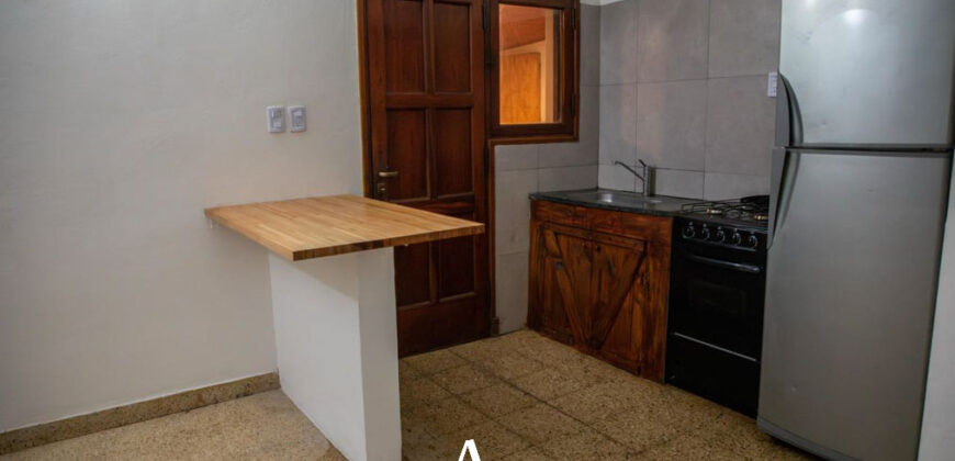 Casa, quincho con pileta y local comercial