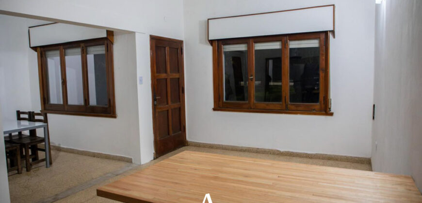 Casa, quincho con pileta y local comercial