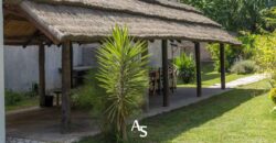 Casa, quincho con pileta y local comercial
