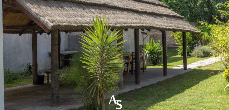 Casa, quincho con pileta y local comercial