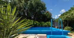 Casa, quincho con pileta y local comercial
