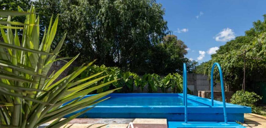 Casa, quincho con pileta y local comercial