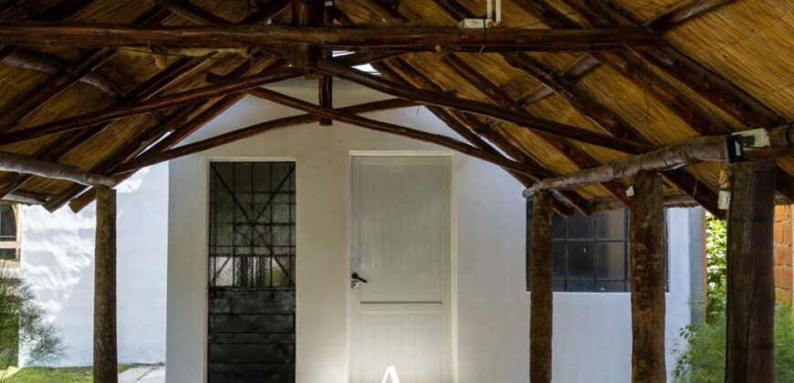 Casa, quincho con pileta y local comercial