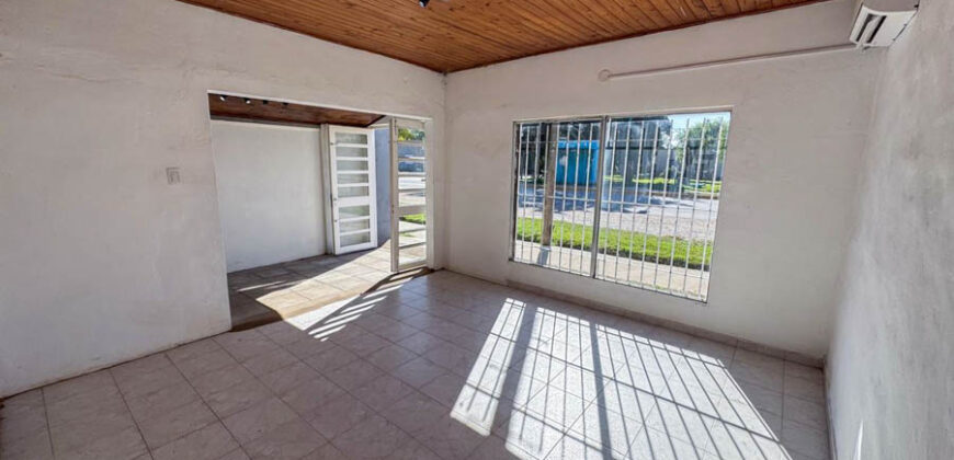 Casa, quincho con pileta y local comercial