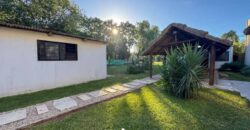 Casa, quincho con pileta y local comercial