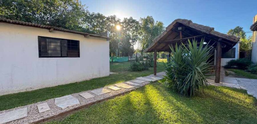 Casa, quincho con pileta y local comercial