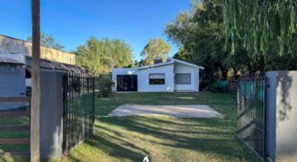 Casa, quincho con pileta y local comercial