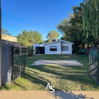 Casa, quincho con pileta y local comercial