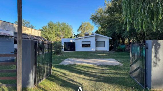 Casa, quincho con pileta y local comercial