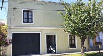 Casa en dos plantas con parque y pileta