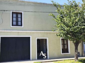 Casa en dos plantas con parque y pileta