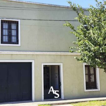 Casa en dos plantas con parque y pileta