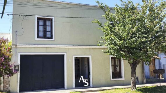 Casa en dos plantas con parque y pileta