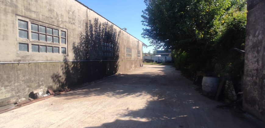 Excelente galpón de 506 m2 cubiertos