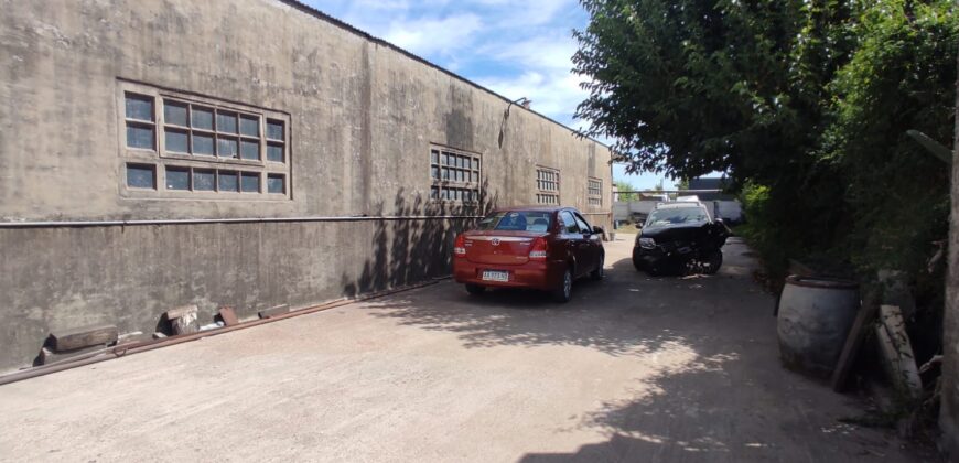 Excelente galpón de 506 m2 cubiertos