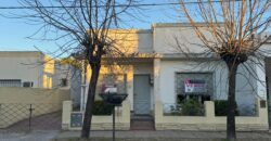 Casa con gran parque y pileta sobre calle 24