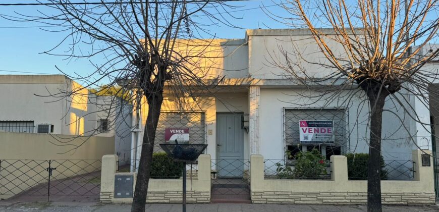 Casa con gran parque y pileta sobre calle 24