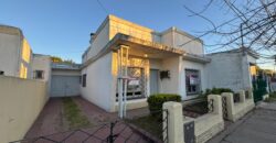 Casa con gran parque y pileta sobre calle 24