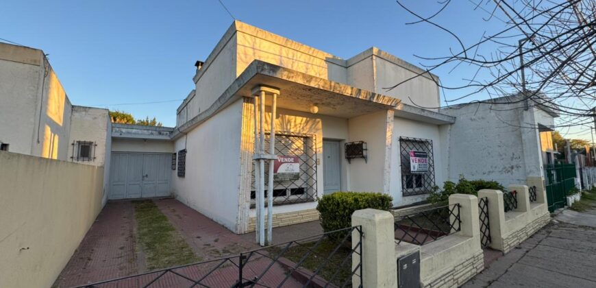 Casa con gran parque y pileta sobre calle 24