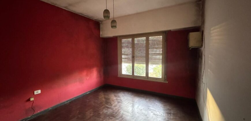 Casa con gran parque y pileta sobre calle 24