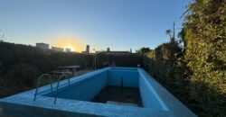 Casa con gran parque y pileta sobre calle 24