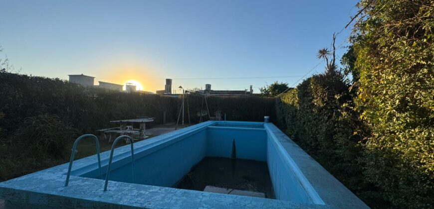 Casa con gran parque y pileta sobre calle 24