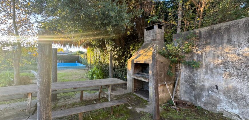Casa con gran parque y pileta sobre calle 24