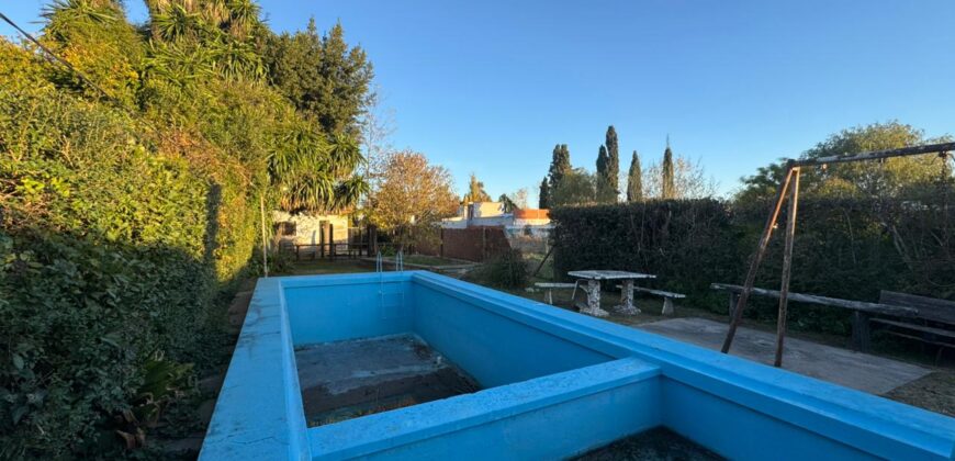 Casa con gran parque y pileta sobre calle 24