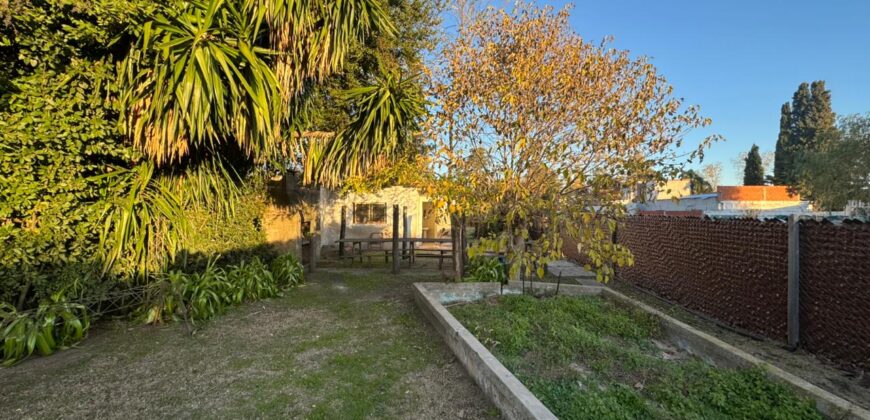Casa con gran parque y pileta sobre calle 24