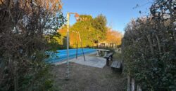 Casa con gran parque y pileta sobre calle 24