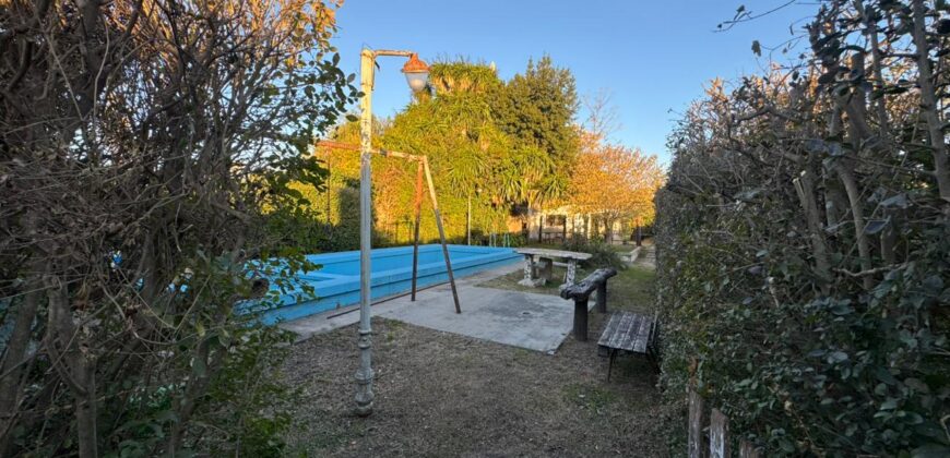 Casa con gran parque y pileta sobre calle 24