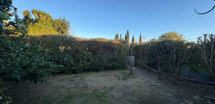 Casa con gran parque y pileta sobre calle 24