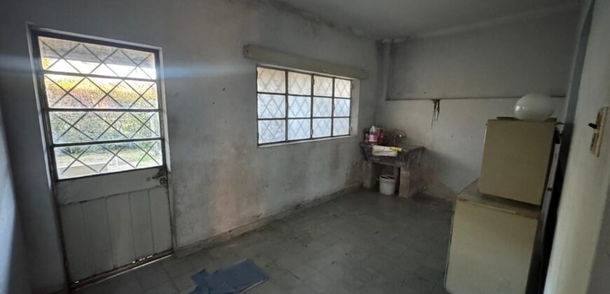 Casa con gran parque y pileta sobre calle 24
