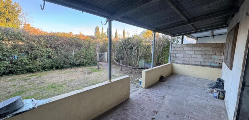 Casa con gran parque y pileta sobre calle 24