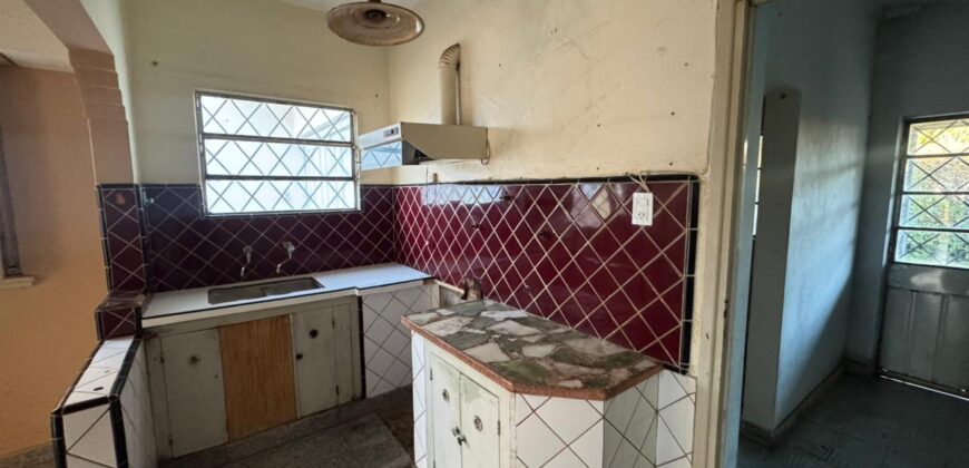 Casa con gran parque y pileta sobre calle 24