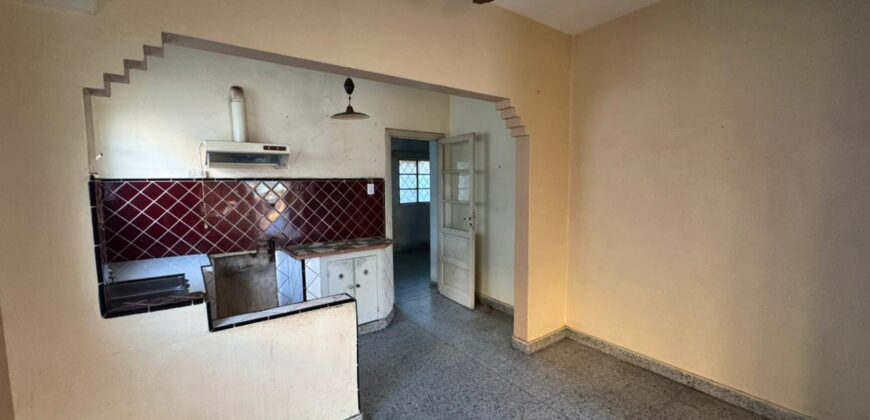 Casa con gran parque y pileta sobre calle 24